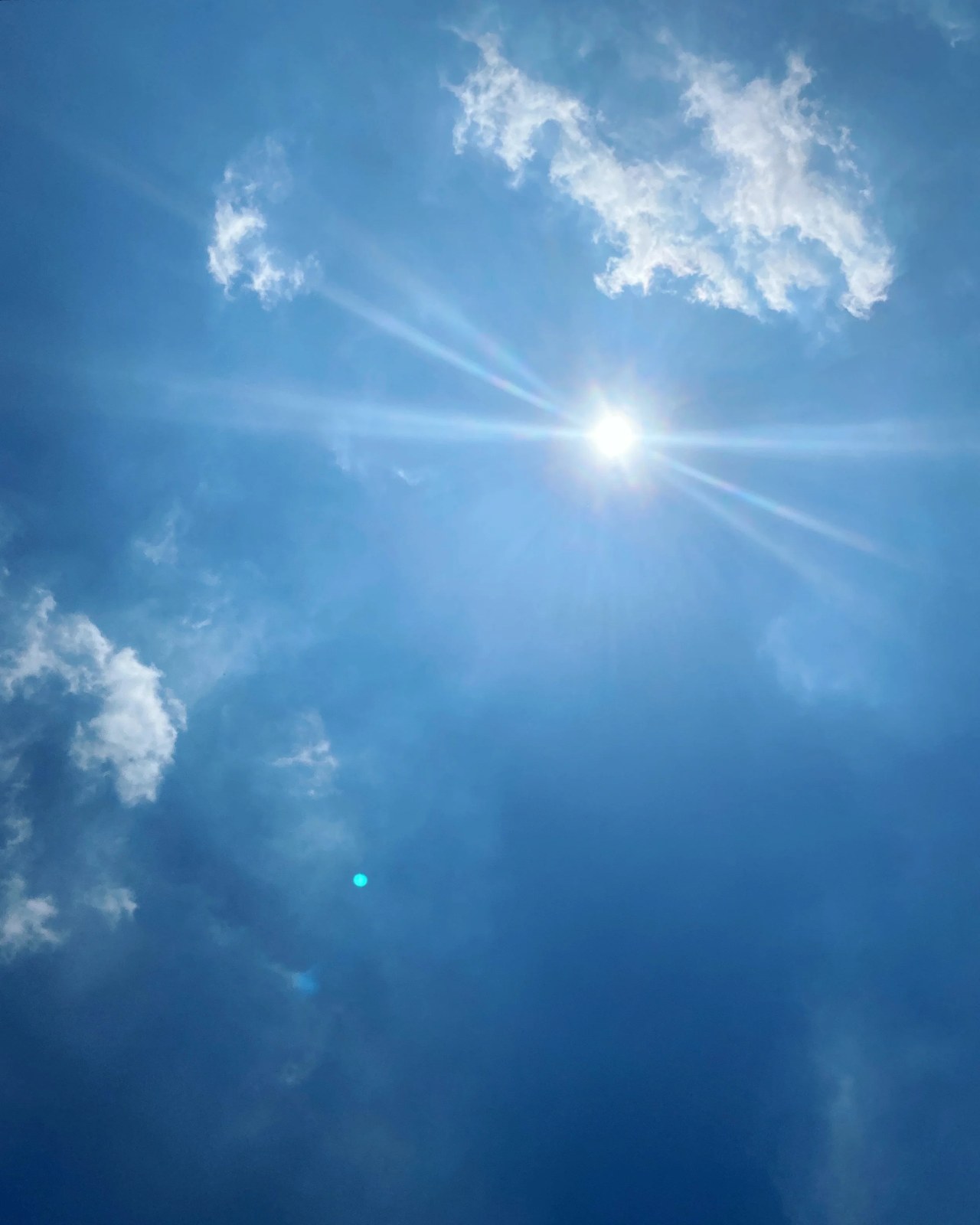 Il sole in un cielo azzurro con nuvole sottili