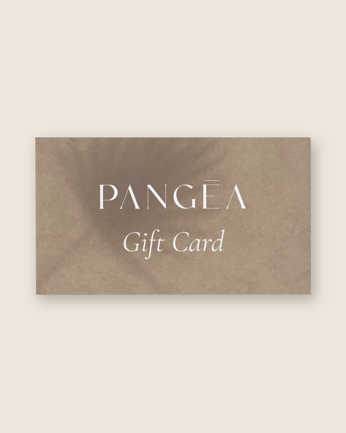 La Gift Card PANGĒA: una carta in carta artigianale color terracotta con il logo PANGĒA e la scritta Gift Card